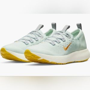 NEW Women's Nike React Escape  Flyknit Running Shoe (no box)